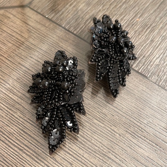 Vintage 1980’s Black Beaded and Sequin Floral Earrings - Picture 4 of 13